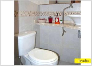 La salle de bains est pourvue de toilettes blanches et d'un lavabo. dans l'établissement Flat Hotel Fazenda Portal de Gravatá 3qts Wi-Fi - Flat 683, à Gravatá