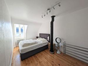 ein Schlafzimmer mit einem Bett in einem Zimmer in der Unterkunft Plage & Marais - Maison 3 chambres 6 personnes - in Guérande