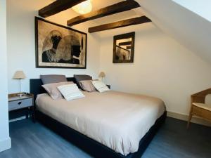 um quarto com uma cama grande num quarto em Le Pigeonnier em Rodez