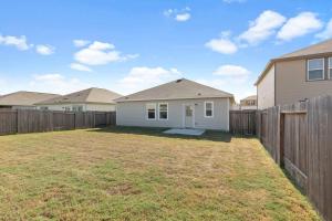 une maison avec une clôture dans une cour dans l'établissement Your cozy home in Brookshire, 