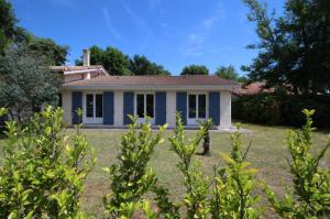 Κήπος έξω από το Séjour apaisant avec piscine à Andernos-les-Bains
