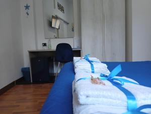 Habitación con cama azul y toallas blancas. en Brà Guest House, en Verona
