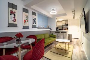 a living room with a green couch and red chairs at Japanese themed 2bedroom in Gold Coast for up to 4 guests with optional Valet parking in Chicago