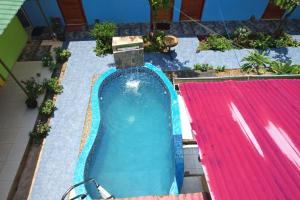 an overhead view of an empty swimming pool at KORYARES HAUS-TAMBOPATA in Puerto Maldonado