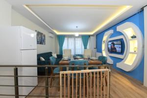 ein Wohnzimmer mit blauen Wänden und ein Esszimmer in der Unterkunft Uzay Suite 1 in Istanbul