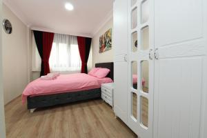 ein Schlafzimmer mit einem rosa Bett und einem Fenster in der Unterkunft Uzay Suite 1 in Istanbul + 6 Fotos