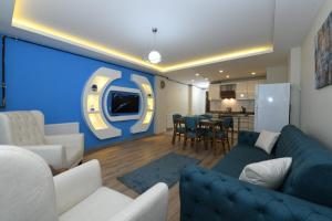 - un salon avec un canapé et un grand écran dans l'établissement Uzay Suite 1, à Istanbul