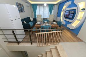 - un salon avec un canapé et une table dans l'établissement Uzay Suite 1, à Istanbul