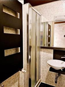 uma casa de banho com um lavatório e um espelho em Best Western Hotel Continental em Udine