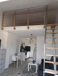 Il comprend un salon avec une mezzanine et une cuisine. dans l'établissement Guest house en Provence, à Roaix 13 autres photos