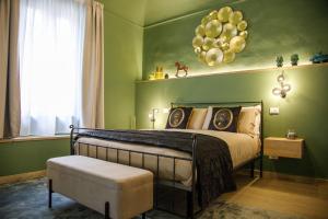 1 dormitorio con 1 cama con pared verde en YOLE Affittacamere en Empoli