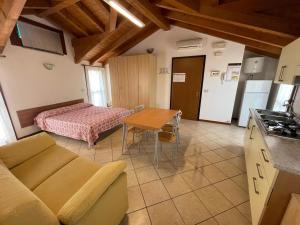 een woonkamer met een bank en een tafel bij Residence Mediterraneo - Agenzia Cocal in Caorle