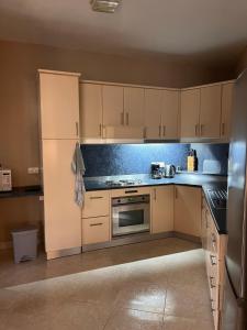 Kuchyň nebo kuchyňský kout v ubytování 2 Bedroom Apartment
