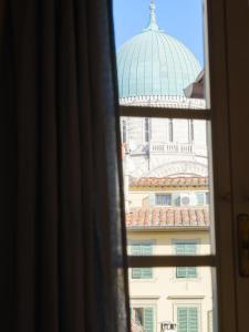 - une vue sur un bâtiment depuis une fenêtre dans l'établissement La Mezzina - Unique design and crafted lifestyle, à Florence
