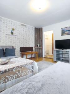 una camera con 2 letti e una TV a schermo piatto di Holiday home - Semesterhus Solnedgång a Blattniksele