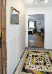 corridoio con soggiorno e tappeto sul pavimento di Holiday home - Semesterhus Solnedgång a Blattniksele