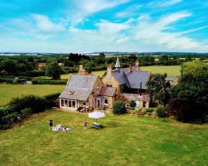 eine Luftansicht eines Hauses mit Menschen auf einem Rasen in der Unterkunft Unique Countryside Cottage close to Sunderland in Houghton le Spring