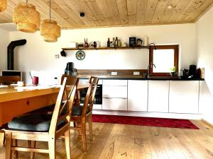 uma cozinha com mesa e cadeiras e um balcão em Tiroler Chalet mit toller Aussicht em Nassereith