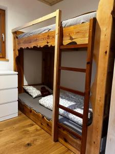 Etagenbett mit 2 Etagenbetten in einem Zimmer in der Unterkunft Tiroler Chalet mit toller Aussicht in Nassereith