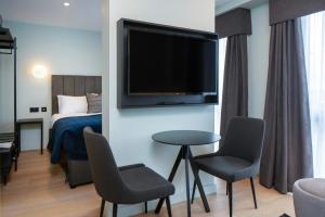 Aparthotel Birmingham的电视和/或娱乐中心