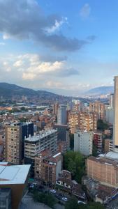 uma vista para uma cidade com edifícios e montanhas em Tranquilidad en Sabaneta em Sabaneta