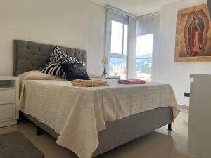 um quarto com uma cama com duas toalhas em Tranquilidad en Sabaneta em Sabaneta