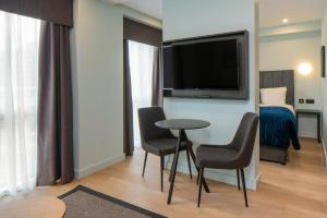 Aparthotel Birmingham的电视和/或娱乐中心