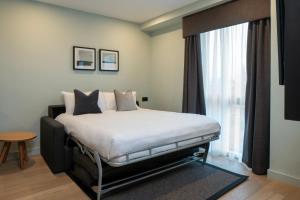 Aparthotel Birmingham客房内的一张或多张床位