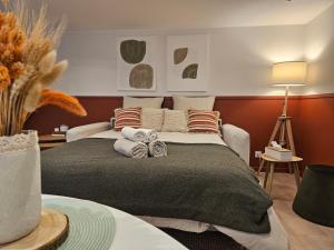 ein Schlafzimmer mit einem großen Bett mit Handtüchern darauf in der Unterkunft Elégante escale à Orly in Orly