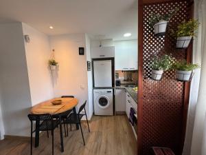 a small kitchen with a table and chairs in a room at La Fantàstica de la Part Alta in Tarragona