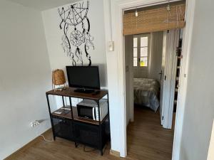 a room with a television and a room with a bed at La Fantàstica de la Part Alta in Tarragona