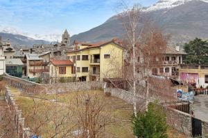 アオスタにあるCasa Mel Aostaの山を背景にした町の景色