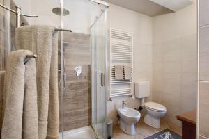 アオスタにあるCasa Mel Aostaのトイレとガラスのシャワー付きのバスルーム +13枚の写真