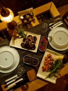 une table avec des assiettes et des bols de nourriture dans l'établissement Faralia Hotel, à Faralya