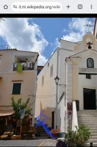 budynek z niebieskim przedmiotem przed nim w obiekcie Casa Vacanze Aenaria 2 w mieście Ischia