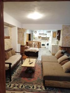 Ruang duduk di Meandros27 Cosy Countryside Rustic Semi Basement Home