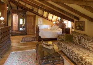 a living room with a bed and a couch at Posada Los Lienzos in Vargas