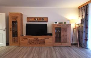 TV a/nebo společenská místnost v ubytování Montana Haus, Fewo A14, A17, B4 oder C8