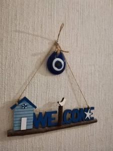 um ornamento de Natal de uma casa azul e as palavras que temos em Sea Apart Velhontie em Kotka