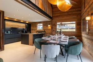 a kitchen and dining room with a table and chairs at Chalet Mayen, luxueux et intimiste in Ban-sur-Meurthe-Clefcy