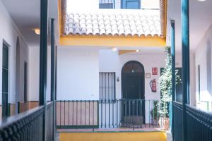 um corredor de um edifício com uma porta preta em Apartamento junto a las Setas de Sevilla em Sevilha
