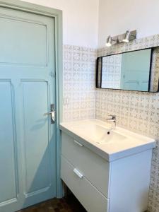 ein Bad mit einem Waschbecken und einem Spiegel in der Unterkunft La grande maison-Toulouse Garonne-parking/jardin in Toulouse
