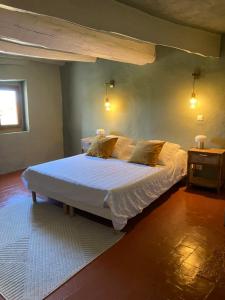 1 dormitorio con 1 cama blanca grande en una habitación en La Maison Jaune, une expérience inoubliable, en Villes-sur-Auzon