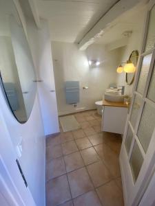 y baño con lavabo y aseo. en La Maison Jaune, une expérience inoubliable, en Villes-sur-Auzon