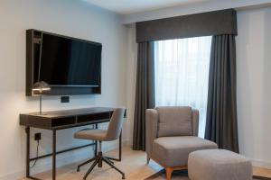 Aparthotel Birmingham的电视和/或娱乐中心