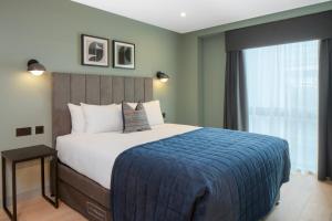 Aparthotel Birmingham客房内的一张或多张床位