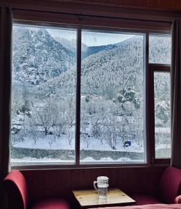 Nespecifikovaný výhled na hory nebo výhled na hory při pohledu z hostelu