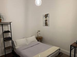 - une petite chambre avec un lit et une lampe dans l'établissement Modern and Spacious 2 Bedroom Flat near Shoreditch, à Londres