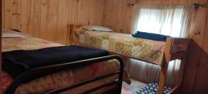 a room with two beds and a window in a cabin at Bonita casa con vista al mar Las Cruces El Tabo in Las Cruces