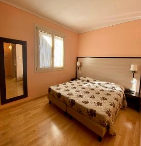 1 dormitorio con cama y ventana en Villa Clorè Hotel & Spa, en Lama Mocogno